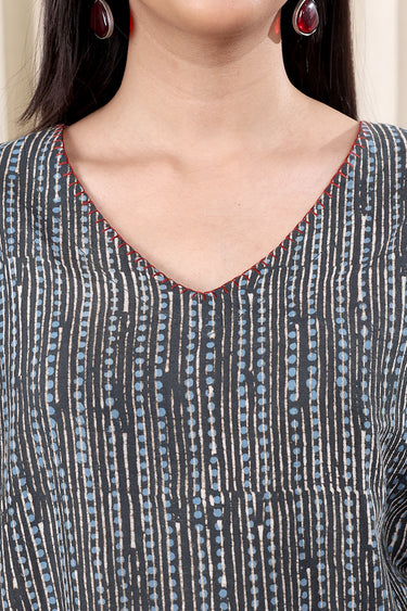 Neck Close look of black kurta 